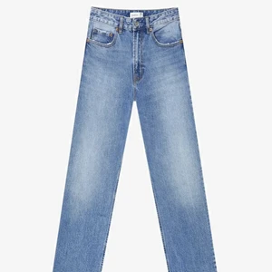 Skit snygga jeans - Skit snygga jeans med en fin slits från zalando i storlek 38 passar dessutom långa men går att klippa av säljer för 400kr💕💕 skriv vid frågor 