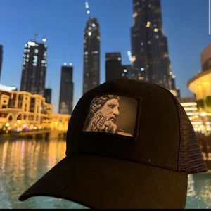 Logic UF Antigua Imago - Helt ny keps från Logic UF som är helt oanvänd! Trucker keps med extrem hög kvalitet. Säljer för att jag själv jobbar på logic och vill hjälpa till med försäljningen!