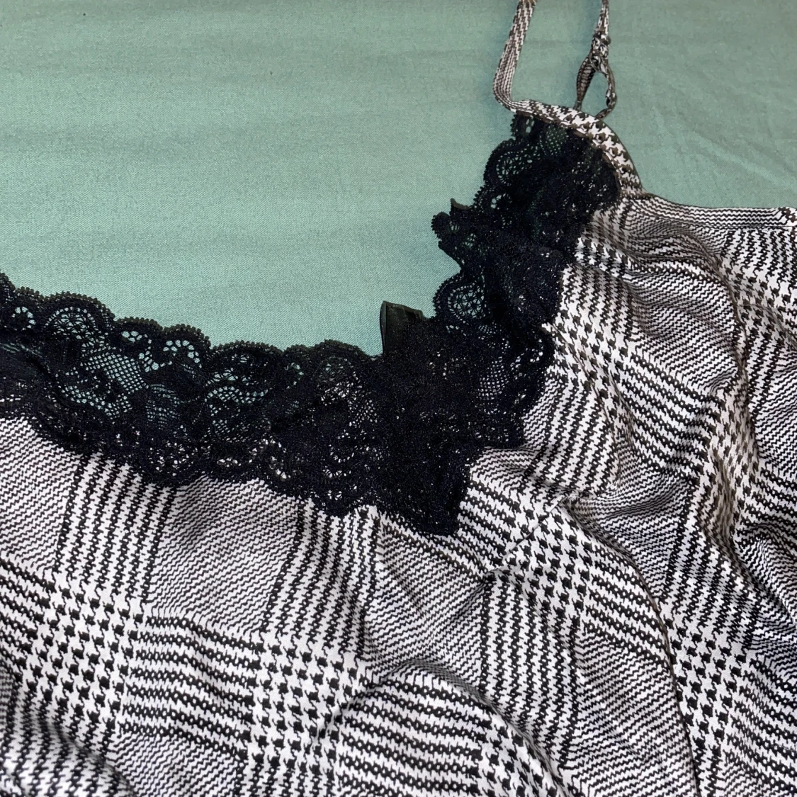 Linne med spetsdetaljer, S - 90