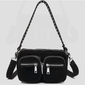 Noella väska  - Superfin noella väska som tyvärr inte kommer till användning längre. Väldigt bra skick och kan skicka fler bilder om det önskas🥰 Nypris ca 800kr. Väskan är väldigt rymlig trots att den är så pass liten. Det långa bandet är justerbart!