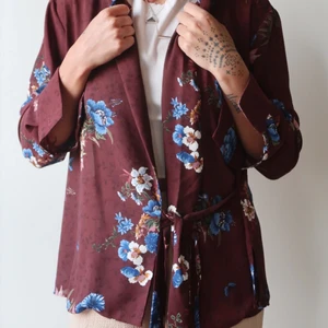 Blommig skjorta - Frakt tillkommer