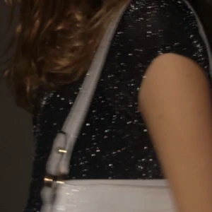 Väska 🤍 - Söt axelremsväska, tror den ej säljs längre<3 Bra använd men i nyskick, säljer då jag har för många väskor