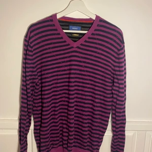 Randig v-ringad tröja  - Lila & svart randig v-ringad tröja 