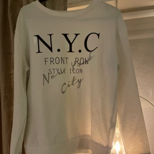 Tröja - En vit långärmad tröja med tryck, mycket fin till ett pas jeans eller kostymbyxor 