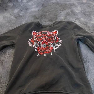 Kenzo tröja  - En kenzo tröja sönder på armen så säljer billigt det går att sy