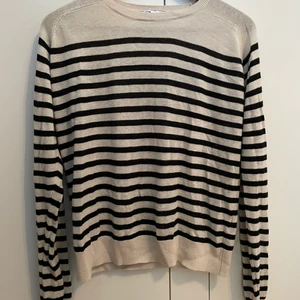 Trendig tröja! - Fin trendig tröja från zara!🤍 går inte att köpa längre, fint skick⭐️ nypris mellan 250-300🤍 Frakt ingår inte i priset!!