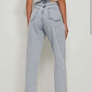 NAKD jeans med slits storlek 36 - (Bilder lånade från NAKD!). Supersnygga ljusblå jeans med slits från Nakd. Säljes då de tyvärr är för stora för mig. Använda fåtal gånger men i superfint skick. 