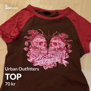 Urban Outfitters - Köpte denna Top i Stockholm i sommar och har knappt använt pågrund av inte riktigt min stil längre! Men den är as snygg!🤩 Om fler är intresserade kanske det blir budgivning istället så skynda och köp! 💗 Använd kanske Max 5 gånger, vet ej vad den kostar nypris men vill minnas 100+ så passa på! GRATIS frakt ❤️