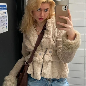 Pälsjacka  - Säljer denna pälsjacka!! Frakt: 66kr❤️🌸