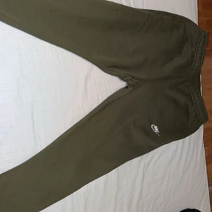 Mjukisbyxor - Sköna, fina mörkgröna byxor från stadium för 549 men säljer de för 439, i storlek L. Köpt för några dagar sen men mjukis är inte min grej så tänkte bara sälja de.