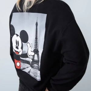 Zara sweatshirt - Sweatshirt med Musse Pigg tryck på rygg och bröst från Zara. Använd max 2-3 gånger. Strl L.