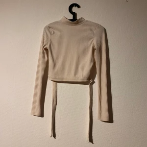 Öppen rygg - Superfin croptop med öppen rygg som även går att knyta. Storlek 36. 50kr + frakt