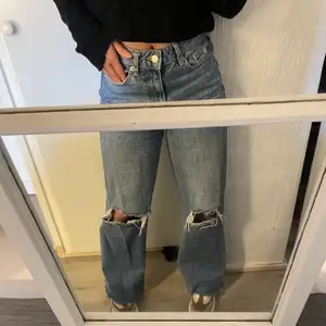 Säljer dessa supersnygga jeans i modellen ”boulevard” från lager 157. Nypris 300kr. Dessa är avklippta längst ner pga för långa, jag är 164cm och de passar perfekt i längden nu. Säljer pga använder inte längre. 