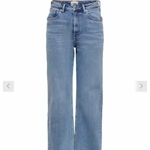 Säljer mina fina blåa jeans ifrån only då dem är lite för stora. Jag är 167 och har oftast 34 i jeans och dem är lite långa i benen och lite stora i midjan då dem är ganska stretchiga. Skriv till mig för fler bilder eller funderingar. Byxorna är i jättegott skick då dem endas är använda fåtals gånger💙