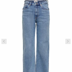 Only onljuicy life hw mb wide leg jeans - Säljer mina fina blåa jeans ifrån only då dem är lite för stora. Jag är 167 och har oftast 34 i jeans och dem är lite långa i benen och lite stora i midjan då dem är ganska stretchiga. Skriv till mig för fler bilder eller funderingar. Byxorna är i jättegott skick då dem endas är använda fåtals gånger💙