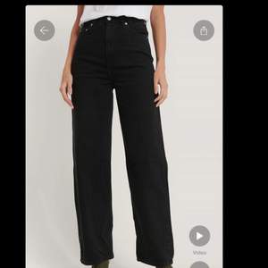 Svarta Levis jeans i modellen High loose, säljer då de har blivit för små. Skriv vid minsta fundering, köparen står för frakt🥰