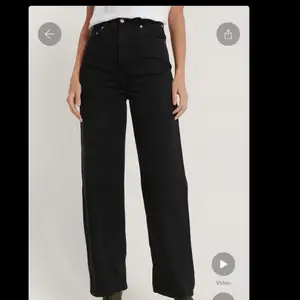 Svarta Levis jeans i modellen High loose, säljer då de har blivit för små. Skriv vid minsta fundering, köparen står för frakt🥰