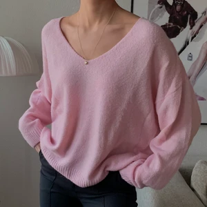 Rosa tröja - Ljusrosa tröja från H&M. Storlek XL men passar lite oversize på mig som vanligtvis har strl S💗 Köparen står för frakten!