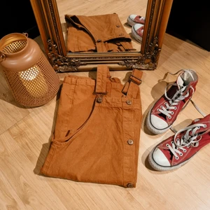 Hängselkjol! - Jättefin hängselkjol från monki! I jeans med guldiga knappar fram⚜ jättefin till våren. Säljer pga att det inte riktigt är min stil, knappt använd!🧡Kan leverera för 30 kr i Västerås annars frakt eller att vi möts upp!