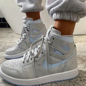 JORDAN 1 HIGH Zoom Air CMFT ”GREY FOG ” - JORDAN 1 HIGH Zoom Air CMFT ”GREY FOG ”  TILLGÄNGLIGA STORLEKAR ⬇️  • EU37,5 • EU38  • EU40,5   • PRIS FRÅN 2499kr FRI FRAKT  • SKRIV TILL OSS I DM OM DIN STORLEK SAKNAS   • VI NÅS GENOM DM FÖR EVENTUELLA FRÅGOR ELLER FUNDERINGAR!  #erisneakers 