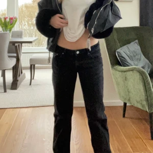 Arrow low straight jeans weekday - Super snygga lågmidjade slutsålda jeans från weekday i storlek w27 l30, passar mig perfekt i längden (är 164) men de har inte kommit till användning💕 260kr+frakt💕
