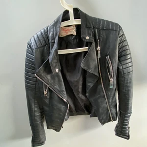 Skinnjacka  - Skinnjacka från chiquelle, sparsamt använd så den är i fint skick! Skriv om du vill ha fler bilder på jackan🤍