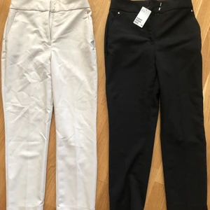 Två par kostymbyxor strl 36 - nyskick!! - Kostymbyxor två par från H&M. Dom svarta är helt oanvända och dom beiga är använda en gång. Båda i strl 36 Säljer båda par för 100kr totalt