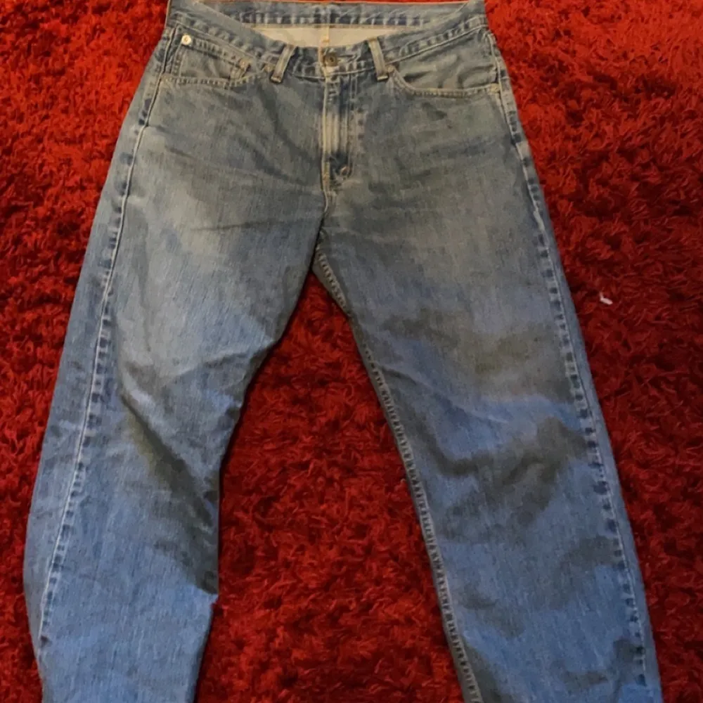 Fina blåa jeans från Levis som jag tycker är lite korta. Jeans & Byxor.