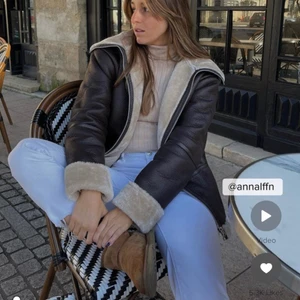 Skinnjacka - Gosig jacka i skinnimitation. Den är mjuk i hela jackan. Köparen står för frakt!