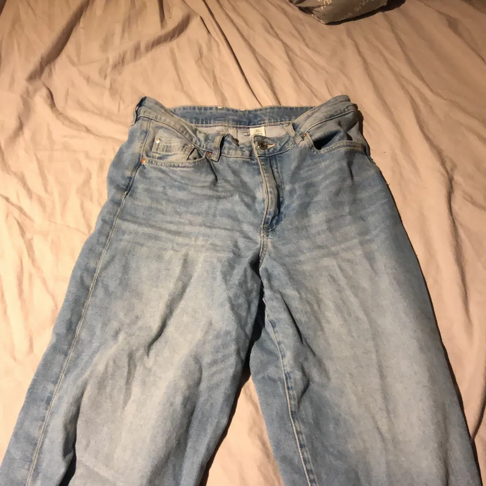 Dessa jeans var ett av mina favoriter. Råkade dock beställa hem 2 par så väljer att sälja ett par. Dom sitter som en smäck i rumpan och har en passform på 38/40. Jeans & Byxor.