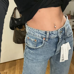 ZW mid waist jeans från Zara! - ZW mid waist jeans från Zara. Oanvänd, prislapp kvar! Storlek 34. Köparen står för frakten!