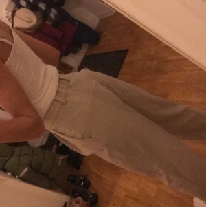 Fina kostym byxor - Säljer mina fina kostym byxor använt ett par gånger men ett jätte bra skick på dom man kan ha dom till nästan vilken autfit som helst sitter jätte fint i midjan strl 34 passar som xxs-s