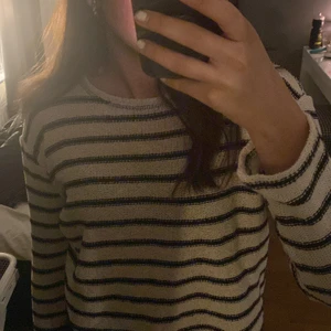 Zara tröja - Hej säljer min tröja från zara som är väldigt somrig🌸 säljer 180kr men om du vill mötas upp säljer jag för 160kr👍🏼skulle säga att den är lite genomskinlig men inte alls för mycket! Skriv mer i dm för mer info💕