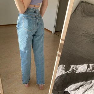Raka Jeans Straight Hög Midja Ljusblå - Fina jeans från New Look i storleken 36💙💙💙 Mycket fint skick. Frakt 66kr eller hämtas hos mig på Södermalm 💌