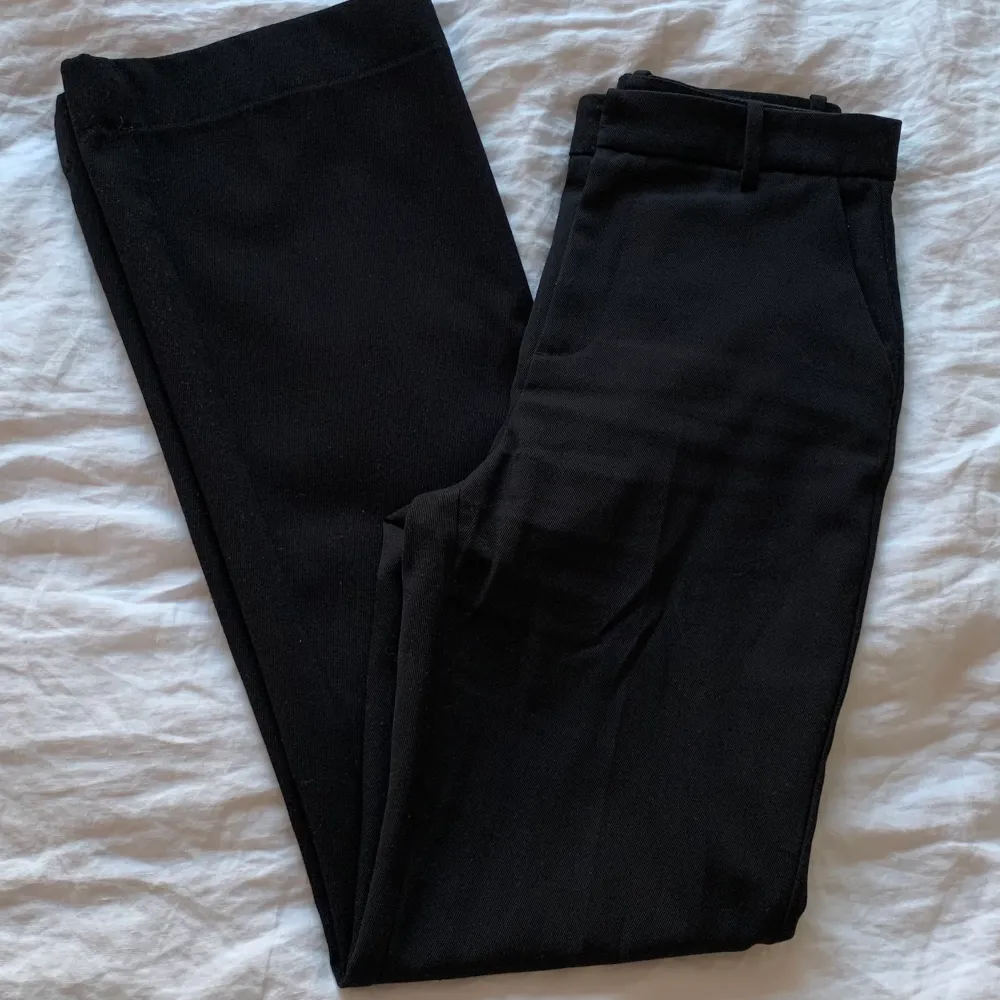 SĂ€ljer ett par klassiska och helt perfekta kostymbyxorđköpta pĂ„ Lindex (modell: Fiona) för ca 1 Ă„r sedan, men Ă€r sparsamt anvĂ€nda + hĂ„llbara. SĂ€ljer pga att jag har ett par tillđ€Nypris 399 kr, mitt pris 250 kr + frakt!!. Farkut & Housut.
