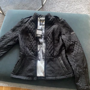 Barbour jacka - Jacka från Barbour, passar bra nu till våren. Den är aldrig använd och har prislappen kvar. Skriv för mer bilder. Storlek 36/Small