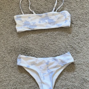 Shien bikini  - Batik mönstrad bikini som är dock för liten💍ingen användning, bara testad🤍batik mönstret är vitt och ljuslila. 