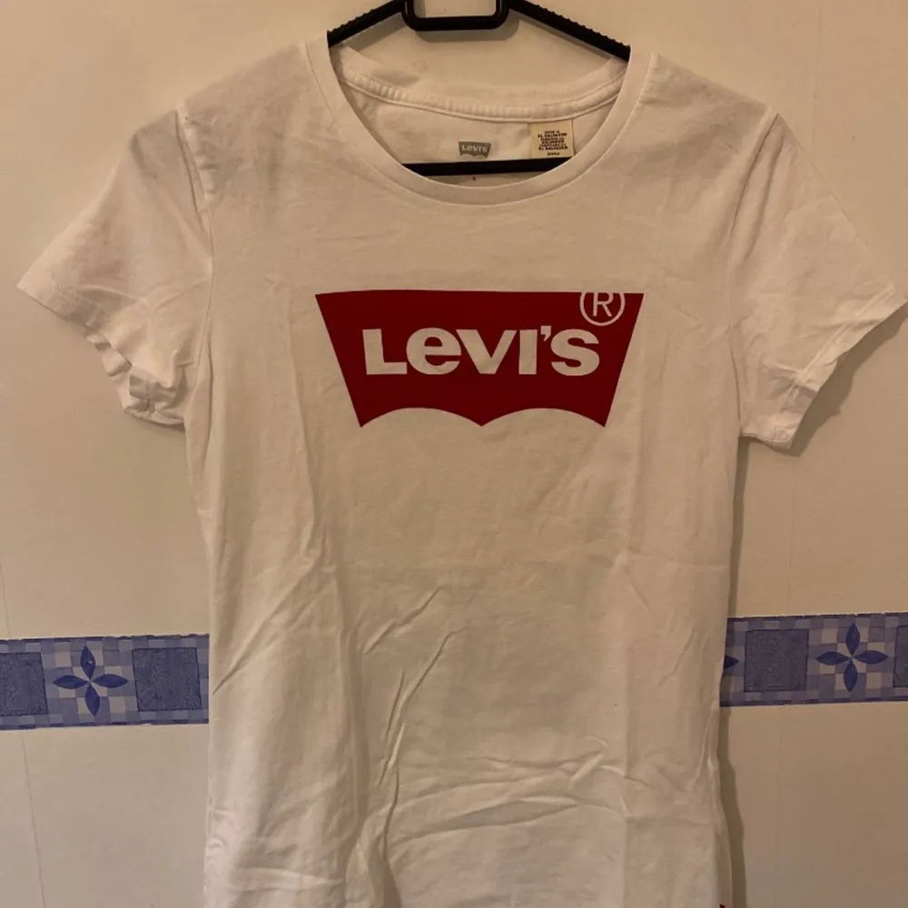 Klassiks T-shirt från Levi’s i storlek s dam. Sparsamt använd så den ser ut som ny!  Inköpt för 599kr. T-shirts.