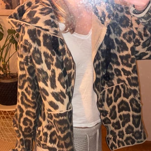 Leopard hoodie med dragkedja - Leopard mönstrad hoodie från SixtyDays🤎 storlek ONESIZE - med luva, fickor och dragkedja! Mycket gott skick!