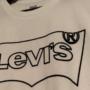En vit oanvänd t-shirt från Levi’s. Har två små små fläckar men går antagligen bort i tvätten men eftersom den var prislappen kvar har jag ej tvättat den! 