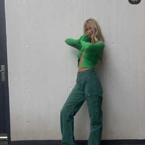 Gröna byxor från Lioness  - Helt nya gröna byxor utan defekter. Låga i midjan och långa i benen. 