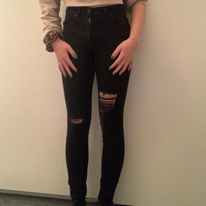 Jeans  - Slitna svarta jeans, tajt och kort passform. Passar perfekt på mig som är 155cm. Säljer för 100kr