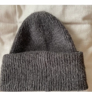 ARKET mössa - Säljer en grå mössa ifrån ARKET🤍