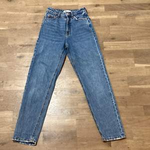 säljer mina fina jeans från zara eftersom de inte kommer till användning längre! köptes för inte så länge sen och är i super fint skick🤍⚡️