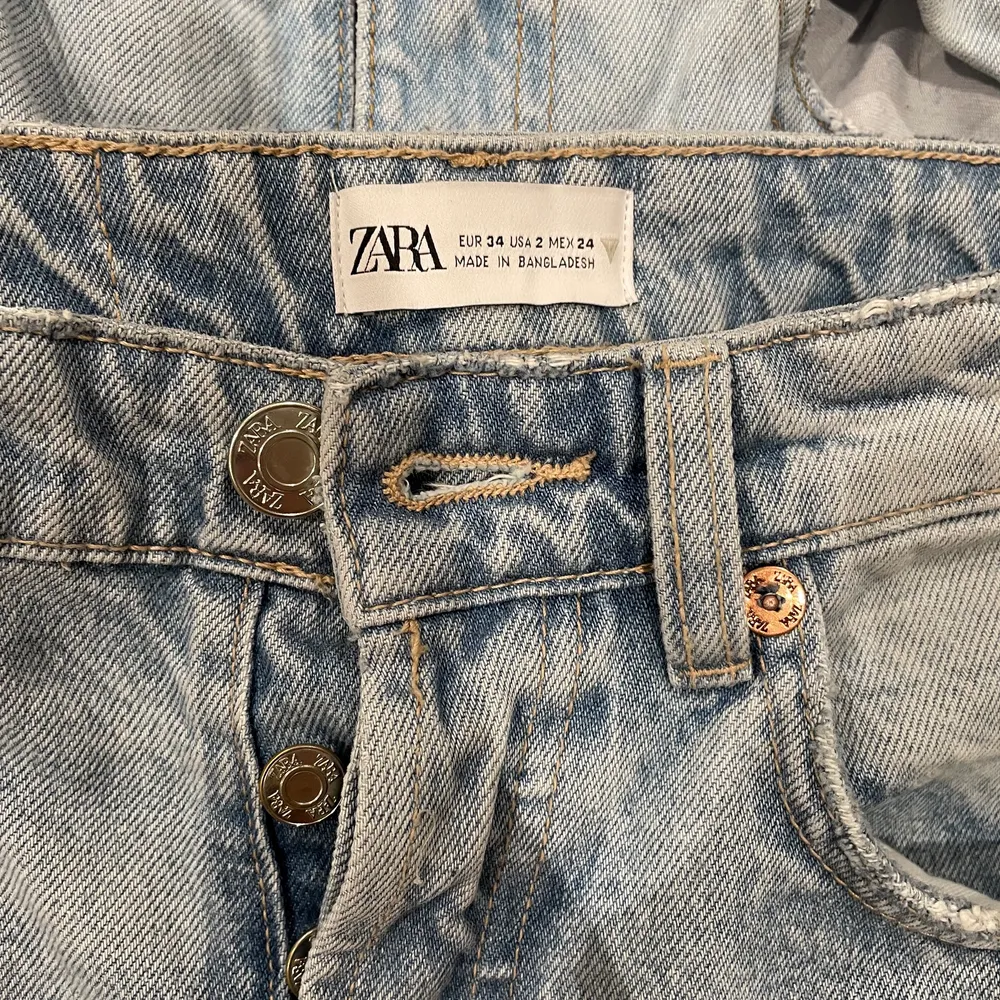 Raka jeans med hål på knäna från zara i nytt skick då jag bara använt dessa två till tre gånger.. Jeans & Byxor.