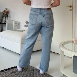 Jättefina Levis jeans i modellen ribcage straight, säljer pga att jag har växt ur dom, i storlek w32 l29. Väl använda men jag tycker ändå att dom är i bra skick!💕💕