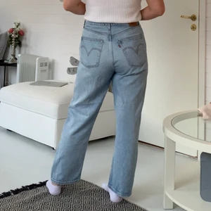 Levis jeans! - Jättefina Levis jeans i modellen ribcage straight, säljer pga att jag har växt ur dom, i storlek w32 l29. Väl använda men jag tycker ändå att dom är i bra skick!💕💕