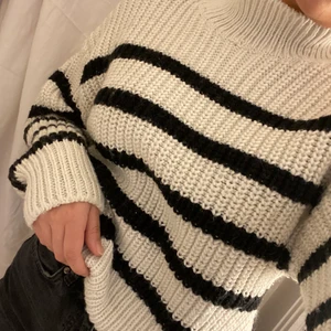 H&M stickad tröja str xs  - Varm randig stickad tröja från H&M, använd fåtal gånger 