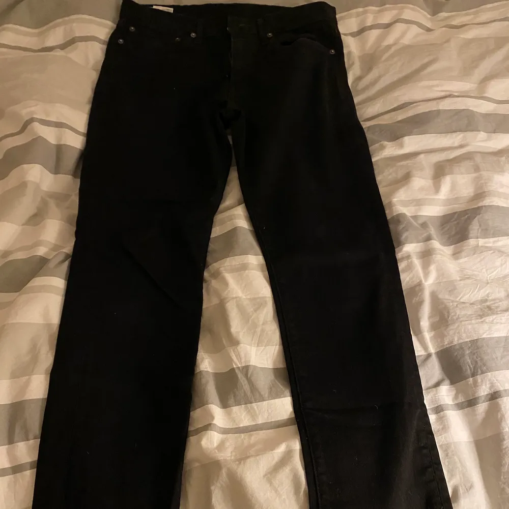 Jätte snygga svarta Levis jeans, använda nån enstaka gång inprincip ny skick. Säljer pga att dem inte passar.. Jeans & Byxor.