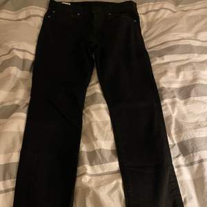 Jätte snygga svarta Levis jeans, använda nån enstaka gång inprincip ny skick. Säljer pga att dem inte passar.